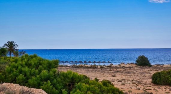 Gran Alacant se prepara para la llegada del verano: mejoras en la playa y servicios